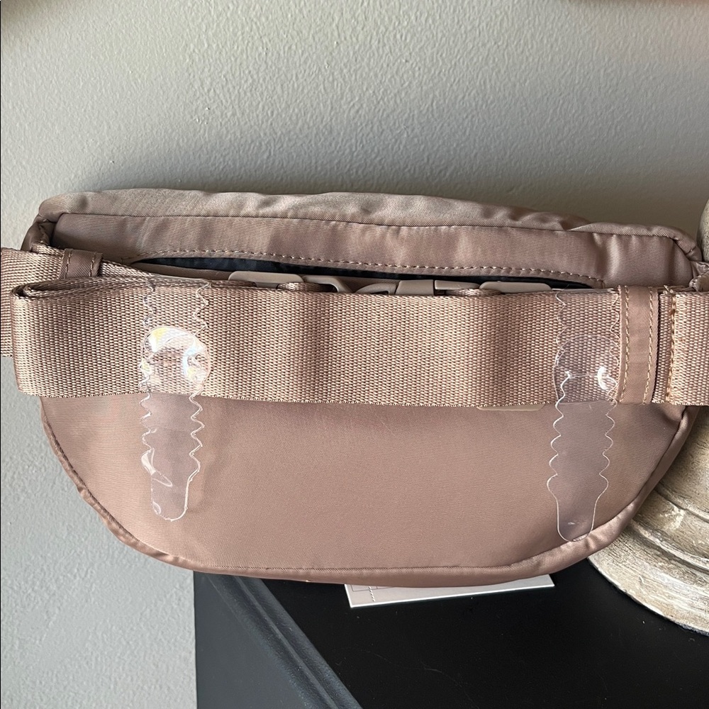 Women’s NWT Puffer Belt Bag A New Day Athleisure Fanny Pack Crossover Bag - Picture 5 of 6